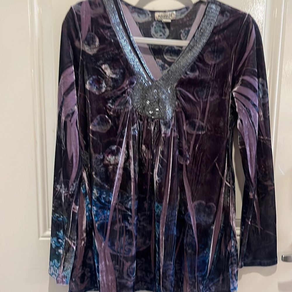 One world velvet top with embellished V neck. Size peteite large